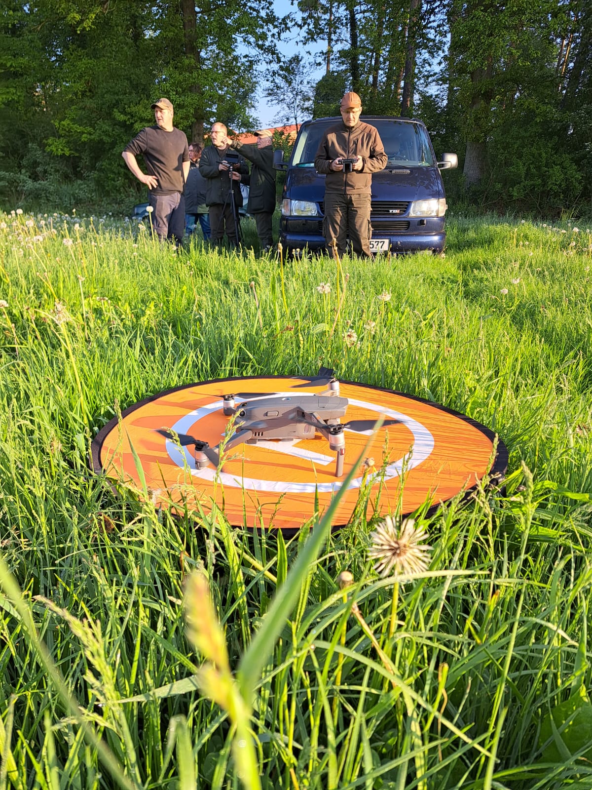 Rehkitzretter und Drohnenteam vor der Suche auf einer Wiese